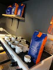 GerritsKoffie zakken en koffiekopjes op espressomachine bij blog over watertemperatuur koffiezetten