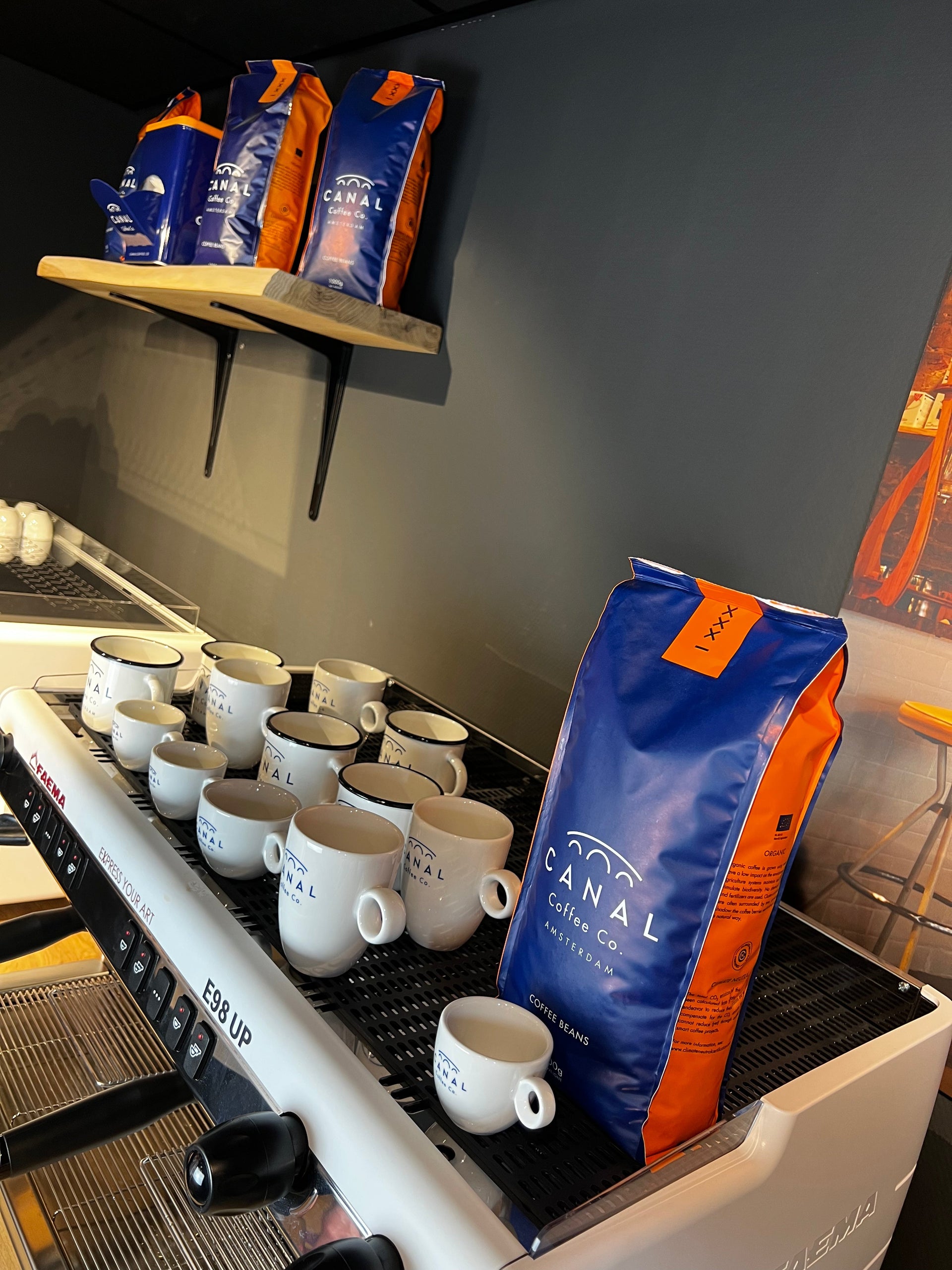 GerritsKoffie zakken en koffiekopjes op espressomachine bij blog over watertemperatuur koffiezetten