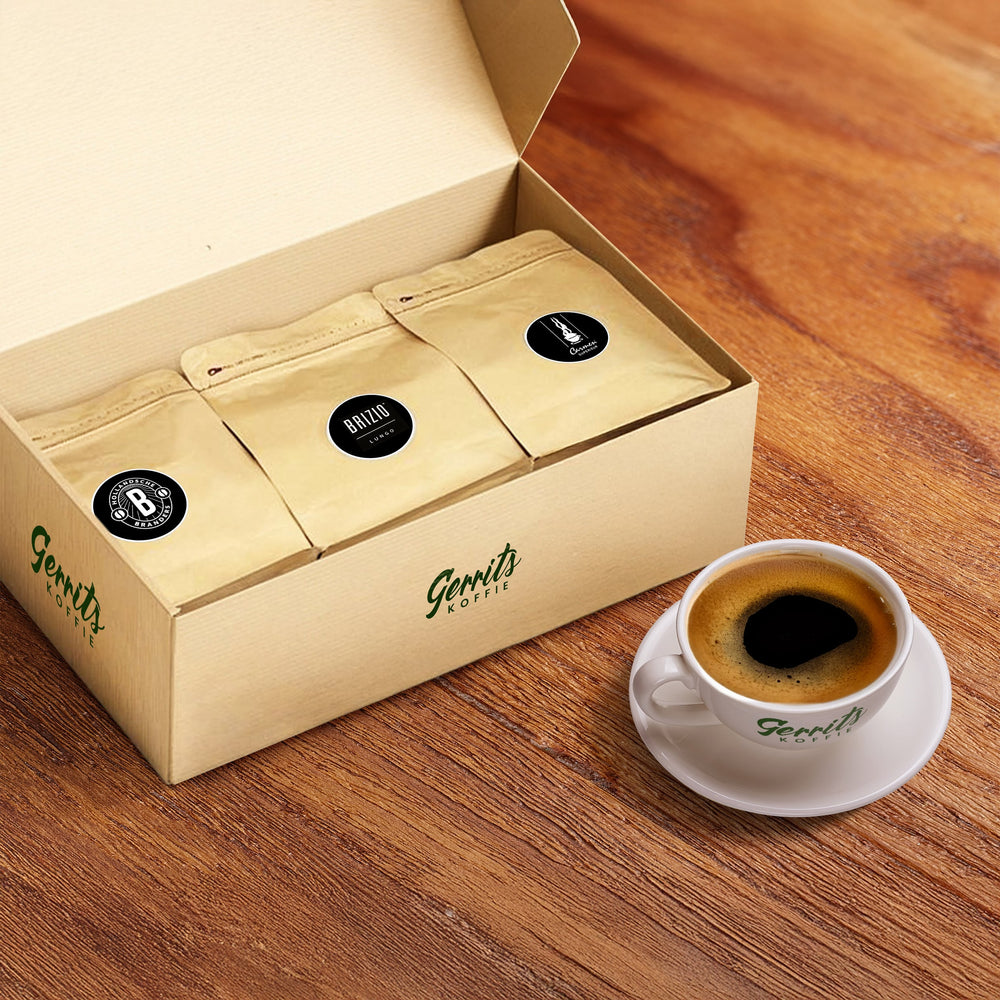 Zwart koffie proefpakket met drie zakjes in een doos en een kopje zwarte koffie op houten tafel