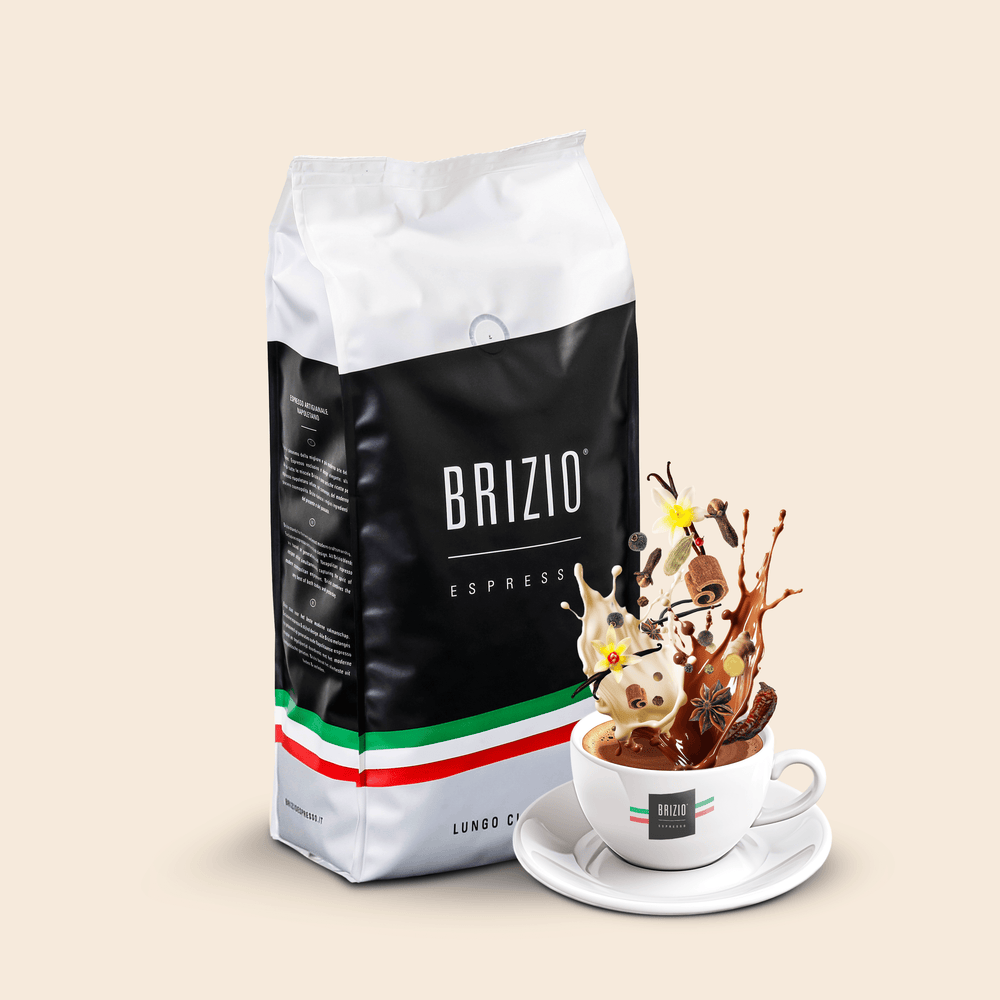 Een zak Brizio Lungo Classico koffie naast een witte koffiekop waaruit een dynamische splash van koffie, melk, chocolade en kruiden omhoog spat, op een neutrale beige achtergrond.