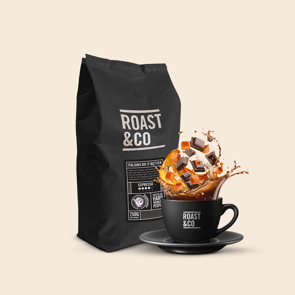 Roast and Co koffiebonen 750 gram sterke espresso - Donker gebrand, Italiaanse espresso van CaféHuis, ideaal voor liefhebbers van krachtige en aromatische koffie. Perfect voor volautomatische machines en espressomachines, met intense smaak en rijke crema. Bestel premium kwaliteit koffiebonen online bij CaféHuis.